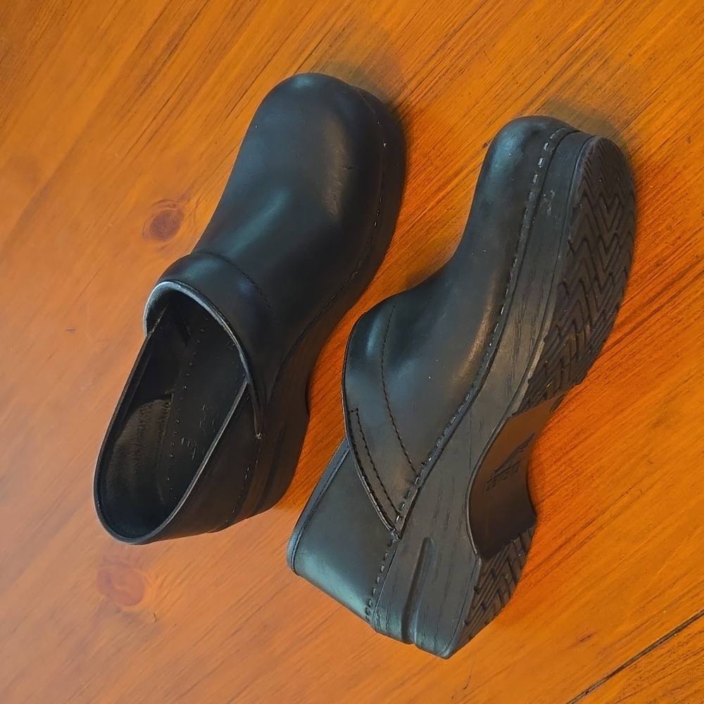 Dansko size 39 black leather clog